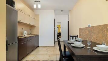 Frigorífic, microones, placa de cuina i rentaplats