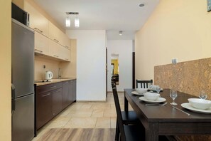 Réfrigérateur, micro-ondes, plaque de cuisson, lave-vaisselle