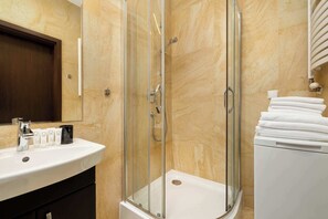 Een douche, een haardroger, handdoeken, shampoo