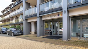 Un edificio moderno con un letrero que dice "Teezone Wega'rge".