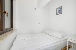 Strykjärn/strykbräda, resesäng, wi-fi och sängkläder