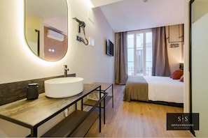 Chambre Double Supérieure, balcon, vue cour intérieure | Wi-Fi gratuit, draps fournis