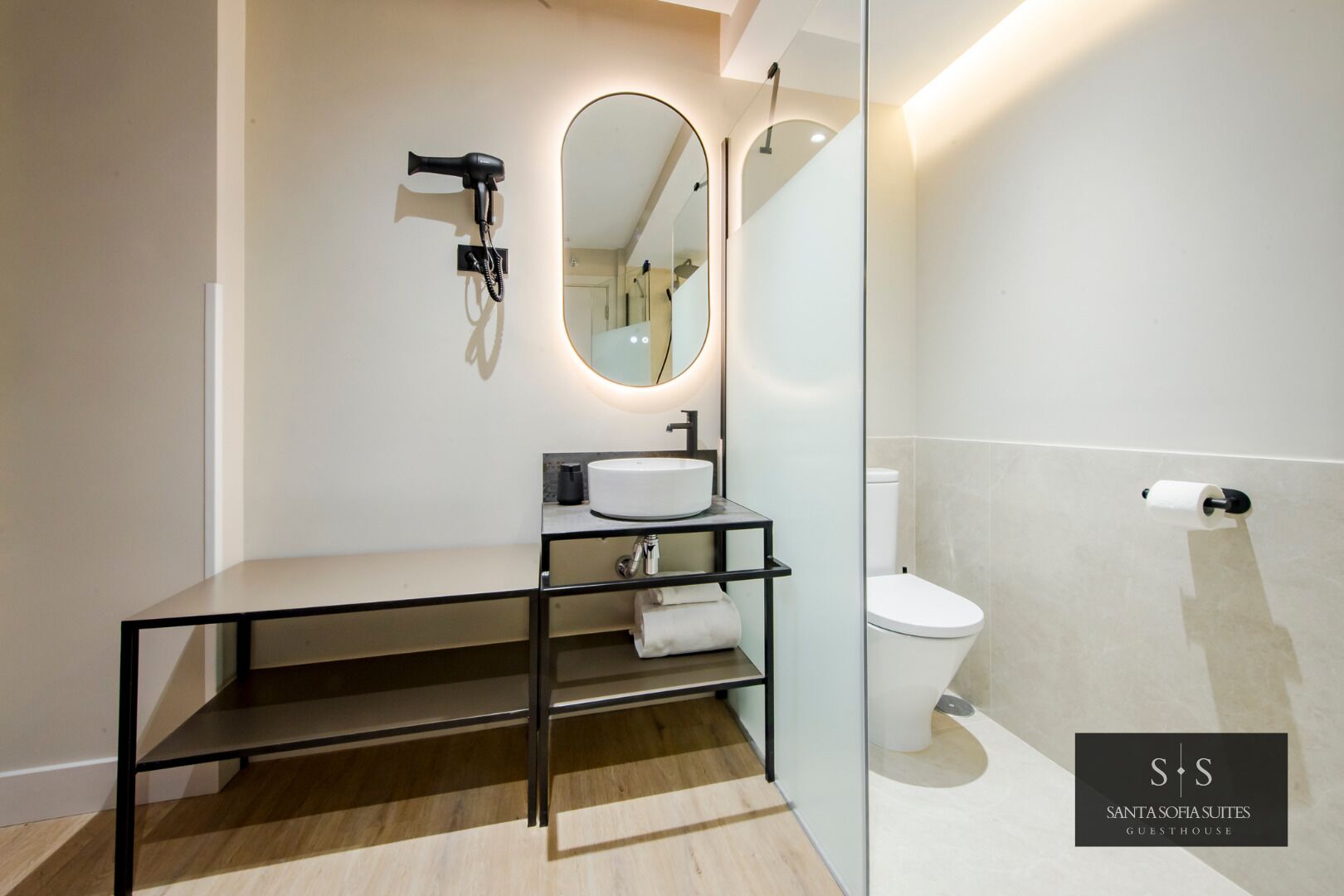 Habitación estándar doble | Baño | Ducha, secador de pelo, toallas y jabón