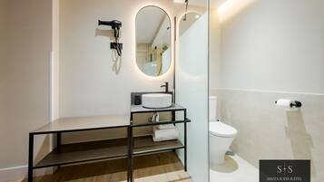 Habitación estándar doble | Baño | Ducha, secador de pelo, toallas y jabón