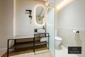 Chambre Double Standard | Salle de bain | Douche, sèche-cheveux, serviettes fournies, savon