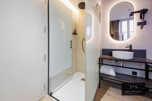 Superior Double Room, Balcony, Courtyard View | Bathroom | Shower, hair dryer, towels, soap - Santa Sofia Suites (Madrid)