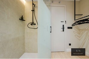 標準雙人房 | 浴室 | 淋浴設備、吹風機、毛巾、肥皂