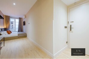 Deluxe Double Room, City View | Interior - Santa Sofia Suites (Madrid)