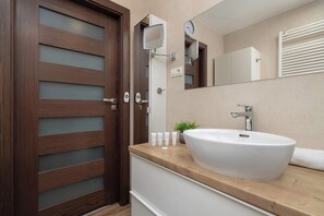 Shower, hair dryer, towels, shampoo