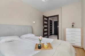 Desk, iron/ironing board, travel cot, WiFi - Lema 32 Kraków | Family Apartment with Parking, Desk and Bathtub (Kraków)