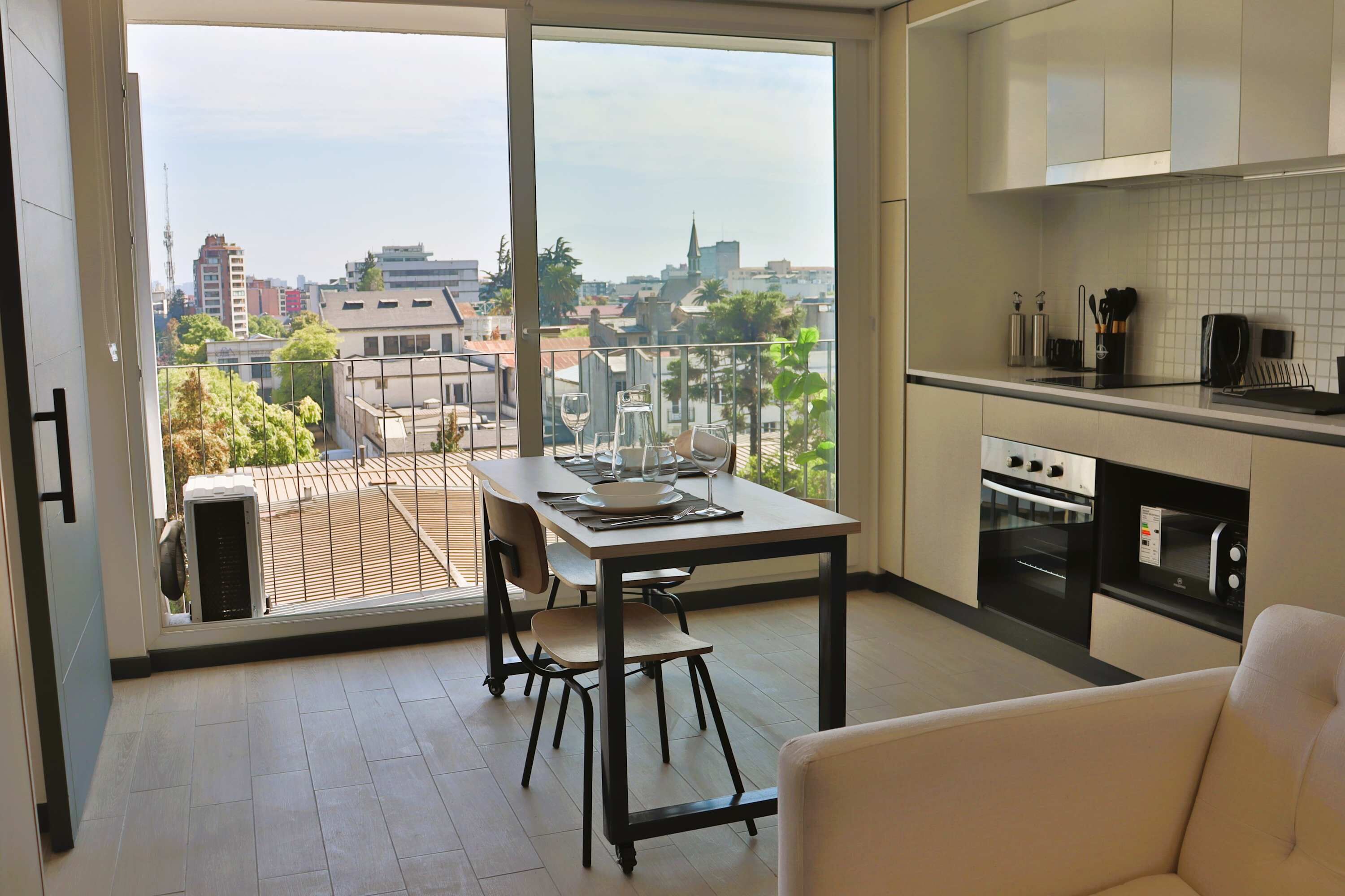 Jääkaappi, mikroaaltouuni, uuni, liesi