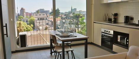 Jääkaappi, mikroaaltouuni, uuni, liesi