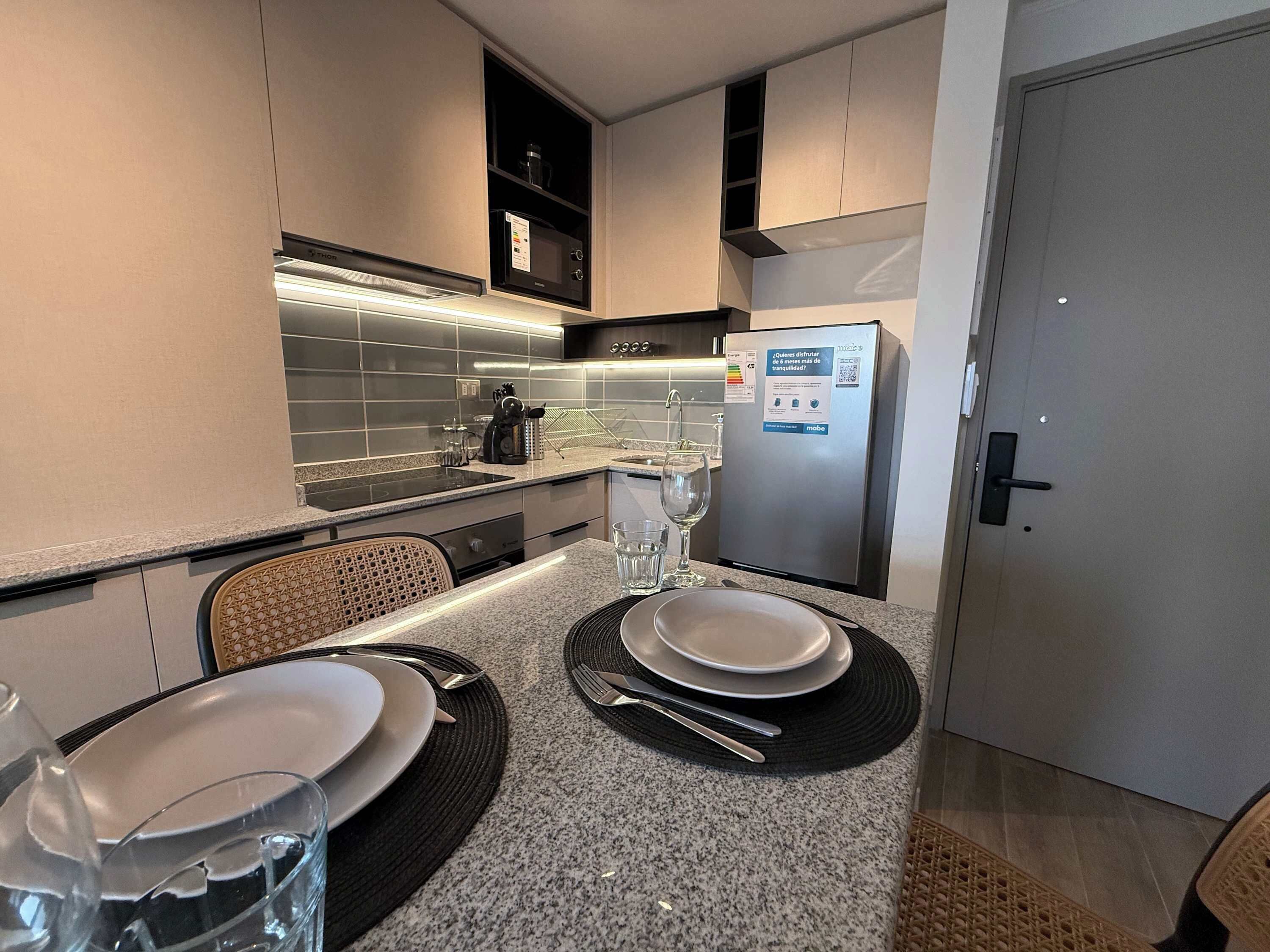 冷蔵庫、電子レンジ、オーブン、コンロ