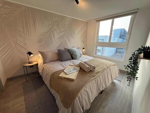 1 slaapkamer, een bureau, een strijkplank/strijkijzer, wifi