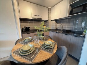 Wasserkocher mit Kaffee-/Teezubehör, Kühlschrank, Mikrowelle, Ofen