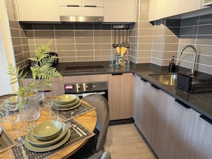 Wasserkocher mit Kaffee-/Teezubehör, Kühlschrank, Mikrowelle, Ofen