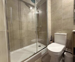 Shower, hair dryer, towels, shampoo - HOM I 2D2B, Calefactor Estacionamiento Lavandería (Santiago)