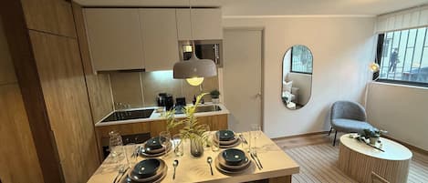 Réfrigérateur, micro-ondes, four, plaque de cuisson