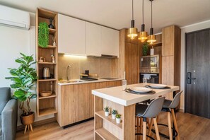 Wasserkocher mit Kaffee-/Teezubehör, Kühlschrank, Mikrowelle, Ofen