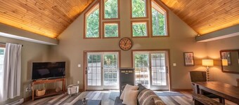 Sunny modern mountain cabin near lakes and skiing