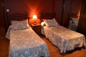Basic Triple Room, City View | Free WiFi - HOSTAL PENSION LA RUTA (Paterna del Campo)