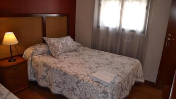 Driepersoonskamer, uitzicht op stad | Gratis wifi