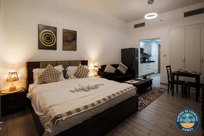 1 bedroom, iron/ironing board, WiFi, bed sheets - Modern Studio Fully Furnished, Oxford Residence (Dubai)