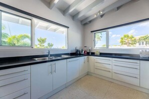 Fridge, microwave, oven, stovetop - Casa di Mama, Villa with Private Pool (Jan Thiel)