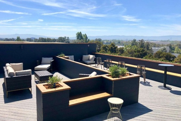 Holiday Inn & Suites Silicon Valley Milpitas - Stratus Rooftop Lounge