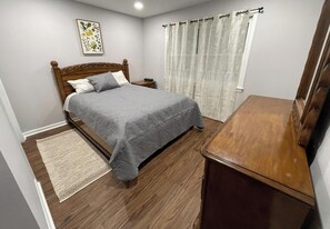3 chambres, coffres-forts dans les chambres, fer et planche à repasser