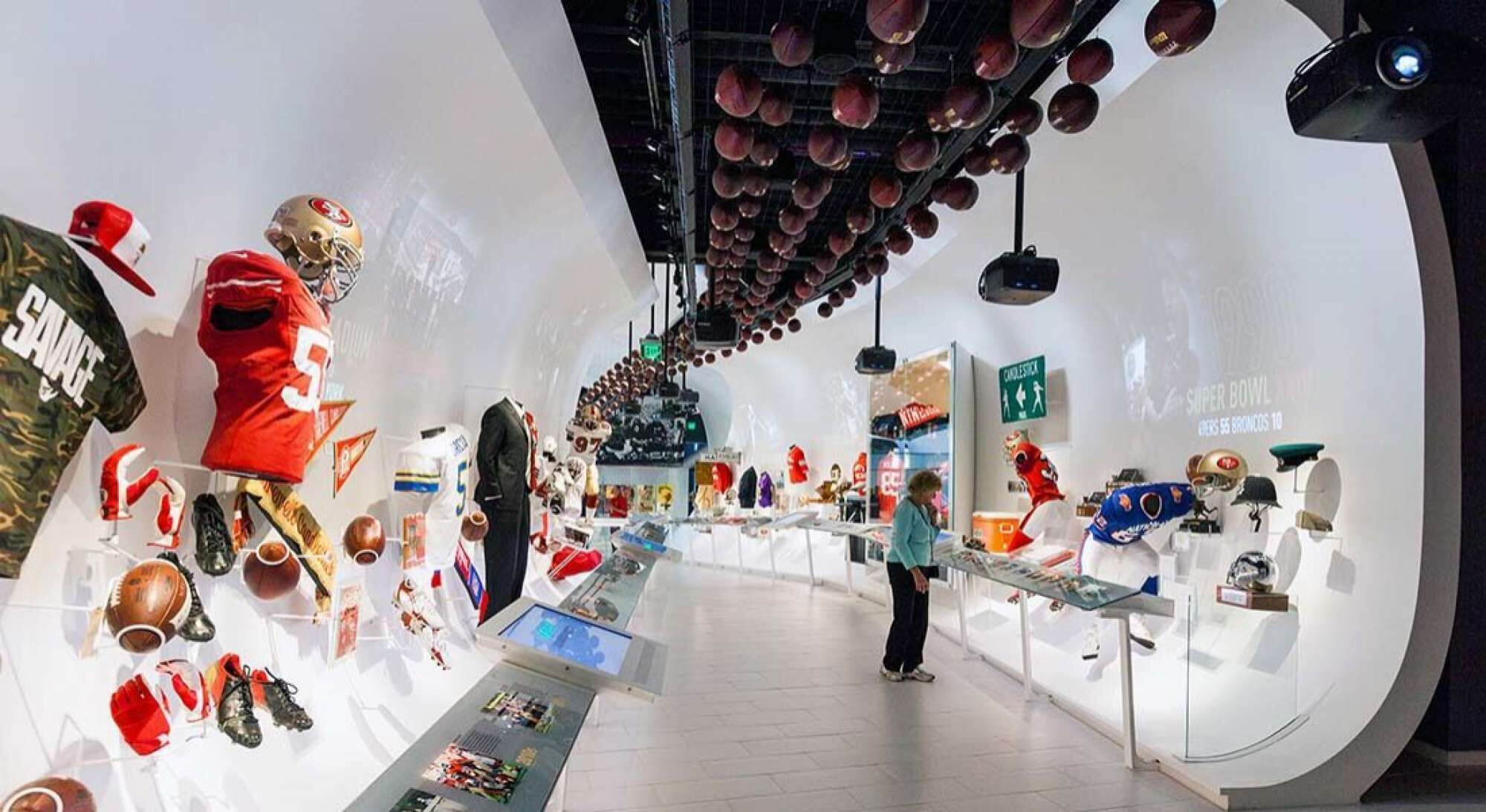 Una exposició de memorabilia esportiva amb diversos objectes exposats a prestatgeries i penjats del sostre.