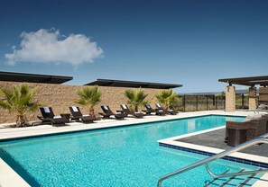 Pool - Near Levi’s Stadium + Free Breakfast. Pool. Bar. (Milpitas)