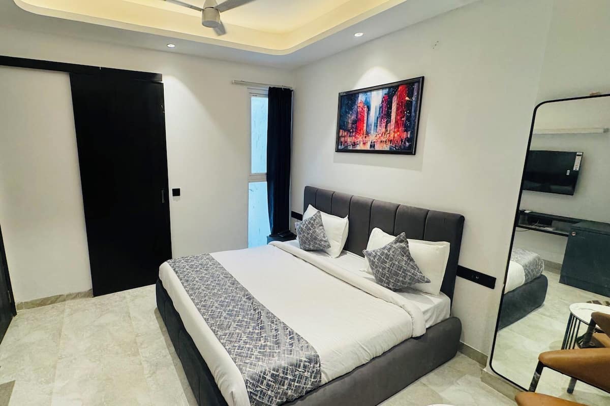 Luxury Room | Free WiFi, bed sheets