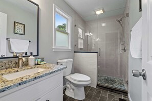 Shower, hair dryer, towels - 13 Huntcliff Dr Cartersville (Cartersville)