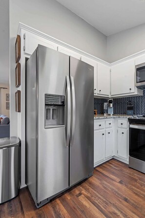 Fridge, microwave, oven, stovetop - 13 Huntcliff Dr Cartersville (Cartersville)