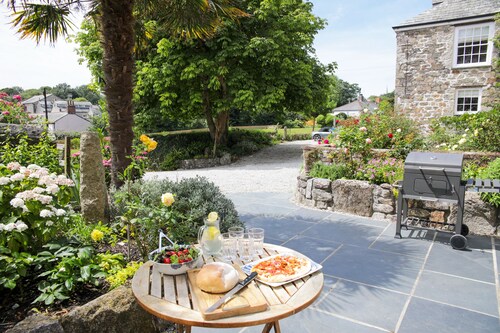 Polmear Farm House, Charlestown. Set in 2 acres, sea view - Sleeps 10 + dogs