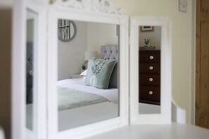 Tabla de planchar con plancha, wifi, ropa de cama