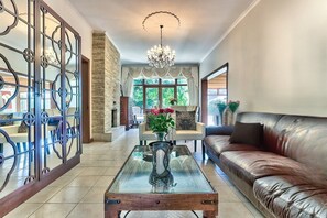 Smart TV, fireplace - Buxton Villa Retreat - Spacious Family Villa - Pool & Mountain Views (Cape Town)