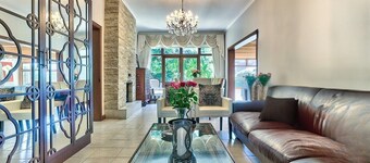 Buxton Villa Retreat - Spacious Family Villa - Pool & Mountain Views