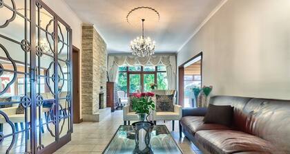 Buxton Villa Retreat - Spacious Family Villa - Pool & Mountain Views