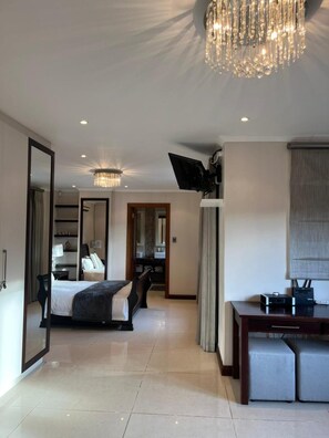 4 habitaciones, escritorio y tabla de planchar con plancha