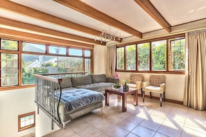 Smart TV, fireplace - Buxton Villa Retreat - Spacious Family Villa - Pool & Mountain Views (Cape Town)