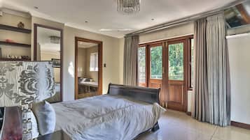 4 bedrooms, desk, iron/ironing board, travel cot