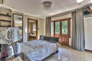 4 bedrooms, desk, iron/ironing board, travel crib