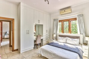 4 habitaciones, escritorio y tabla de planchar con plancha