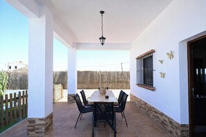 Outdoor dining - Chalet Amanecer    . (Conil de la frontera)