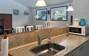 Fridge, microwave, oven, stovetop - Cozy home in Sæby with sauna (Sæby)