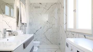 Dusche, Haartrockner, Bidet, Handtücher