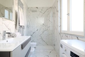 Doccia, asciugacapelli, bidet, asciugamani