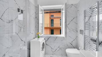Doccia, asciugacapelli, bidet, asciugamani